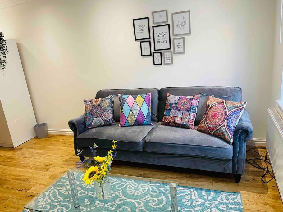 Modern Cosy House /free Parking For Two Cars/ 3 Minutes Walk To The Underground * Londres